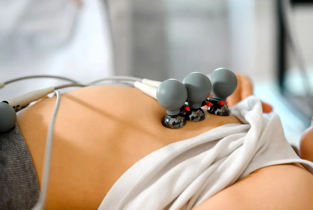 胸部に電極を装着し、心電図検査を受けている様子。