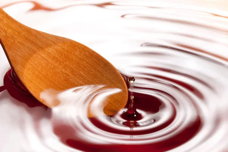 酢を木べらでかき混ぜ、水面に波紋が広がる様子。