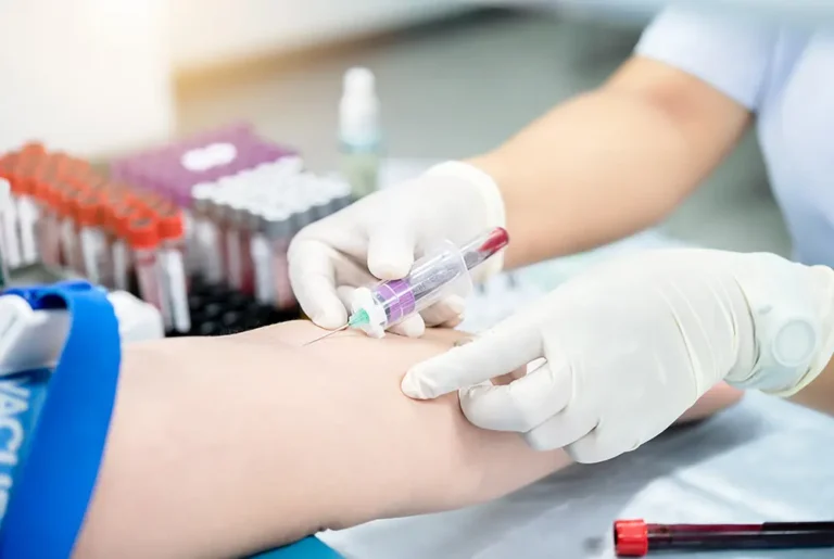 医療従事者が腕から採血している様子。