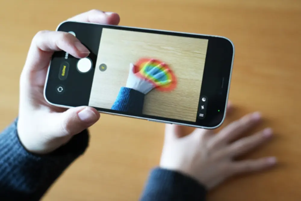 スマートフォンで手のひらを撮影している様子。