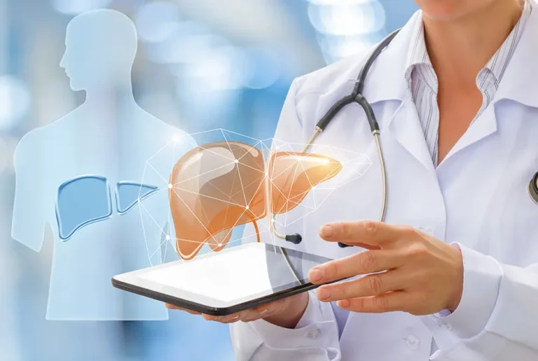 医師がタブレット上の肝臓のデジタル画像を示す医療イメージ。