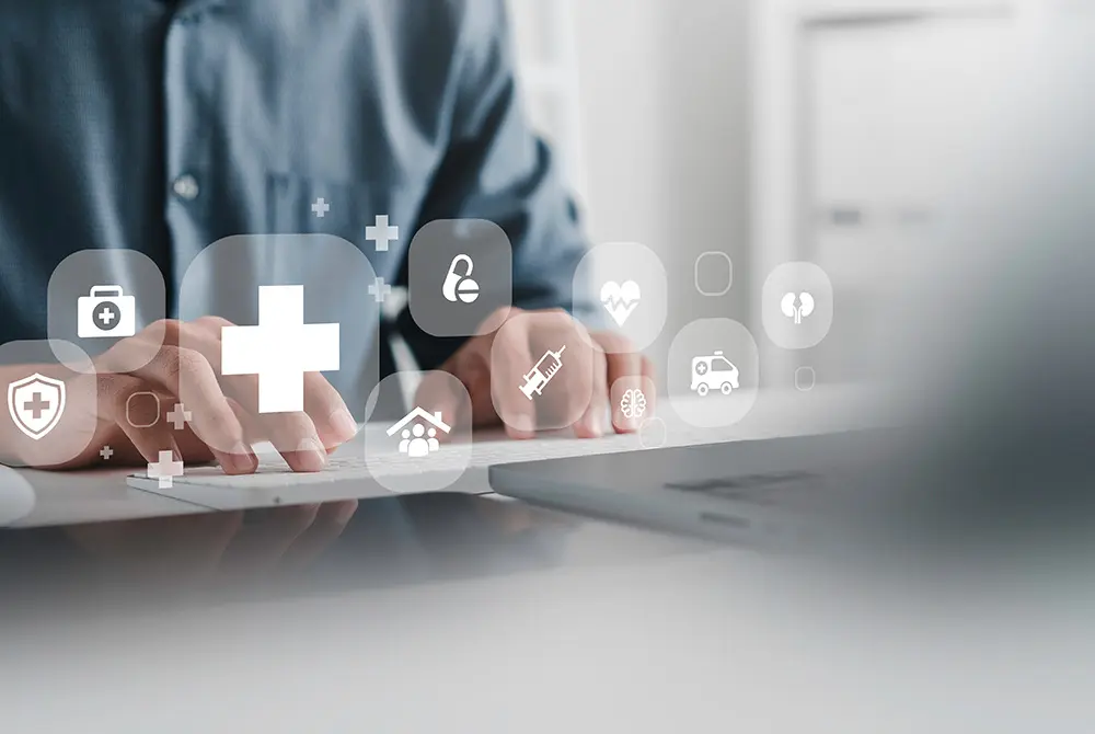 パソコンで医療データを扱うデジタル医療のイメージ