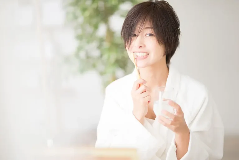 歯ブラシを持って歯みがきをする女性