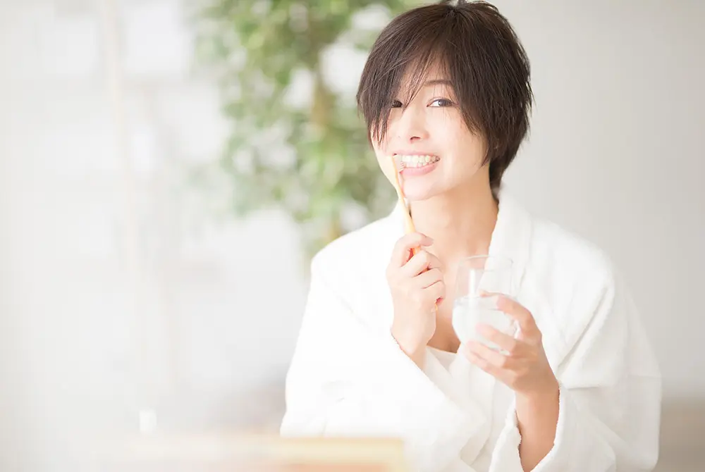 歯ブラシを持って歯みがきをする女性