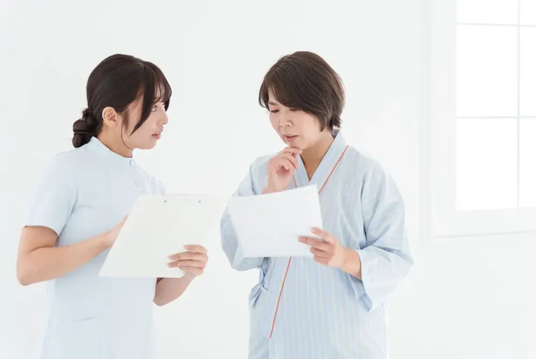検査結果の書類を見ながら話す患者と看護師