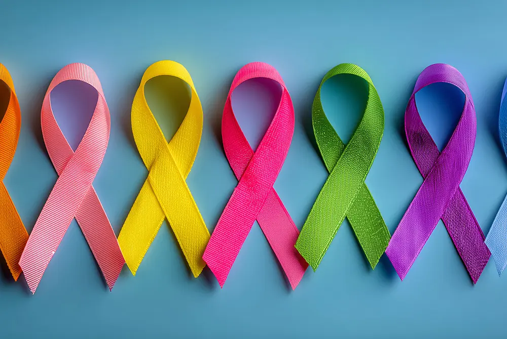 さまざまな色のがん啓発リボン
