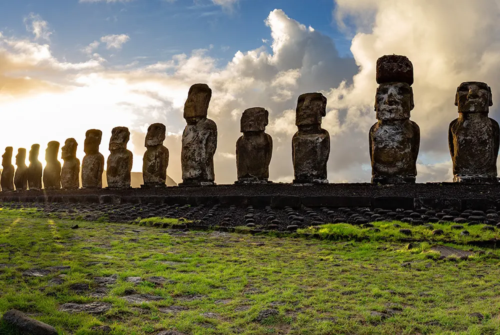 チリ領イースター島に並ぶモアイ像