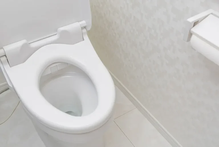 トイレで尿検体を採取する様子