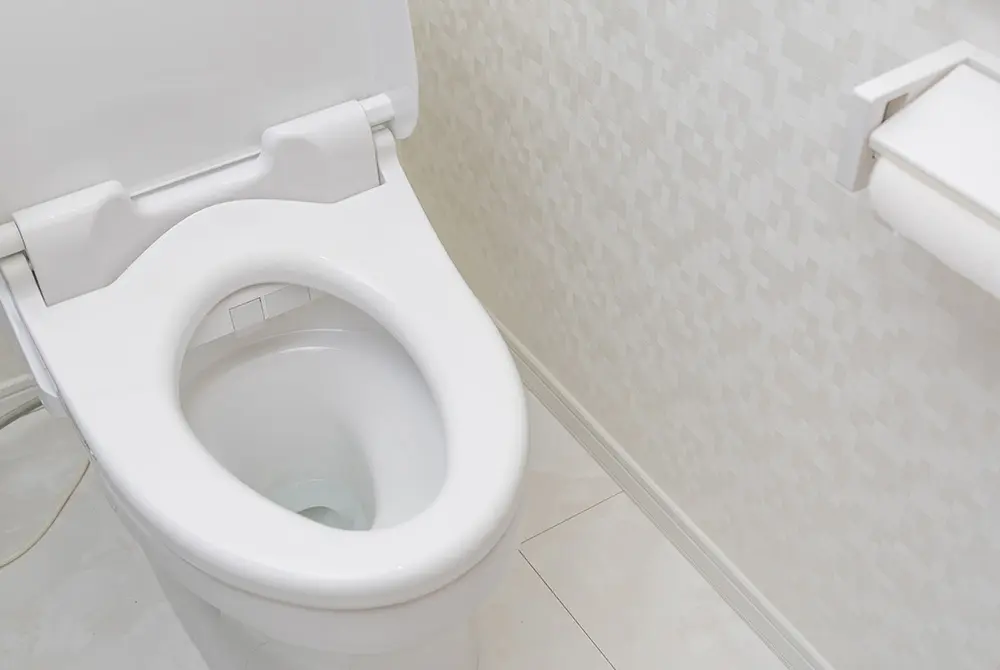 トイレで尿検体を採取する様子