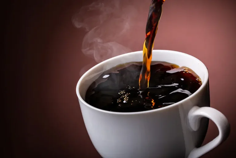 カップにコーヒーを注ぐ様子