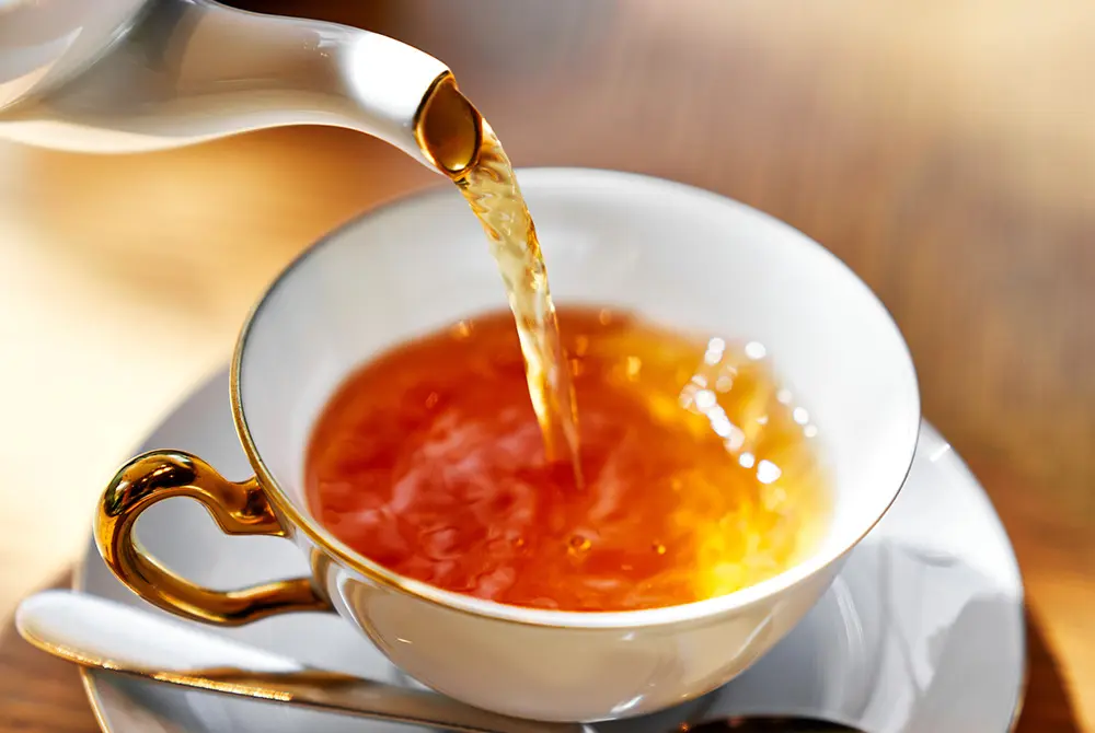 ティーカップに紅茶を注ぐ様子