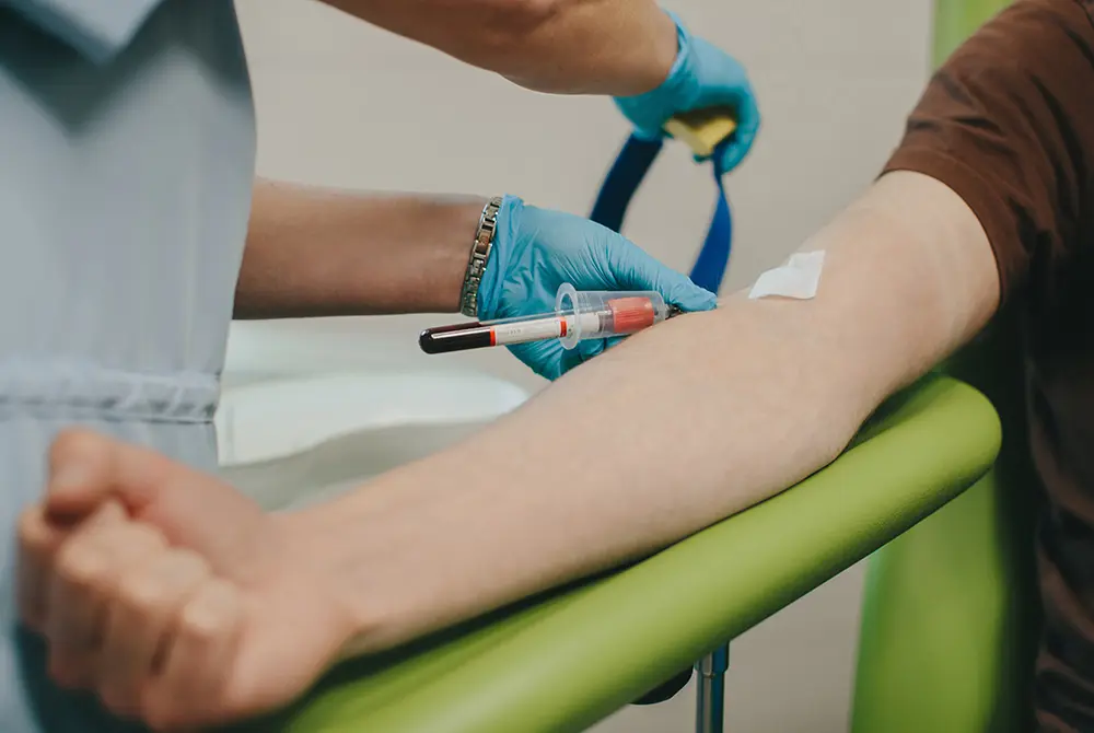 腕から血液を採取する採血の様子