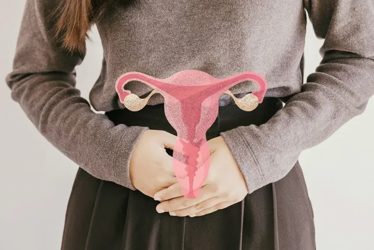 下腹部に手を当てた女性と子宮のイラスト