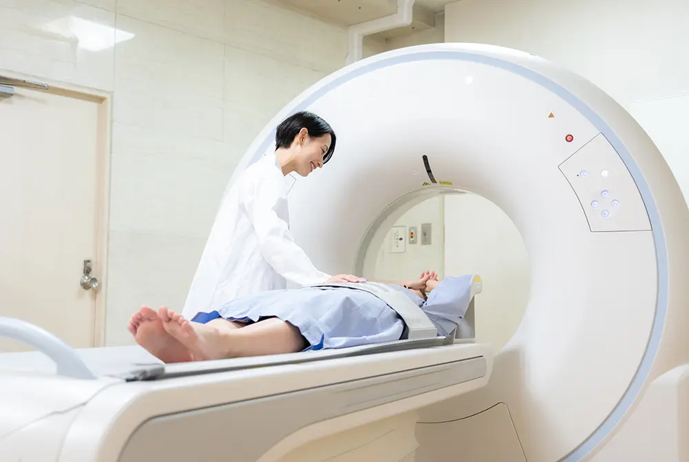 CT装置で検査を受ける患者と医療スタッフ