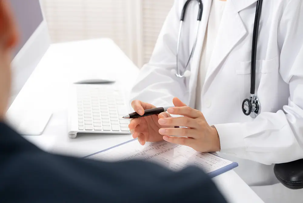 医師が患者と向き合いながら問診を行う様子