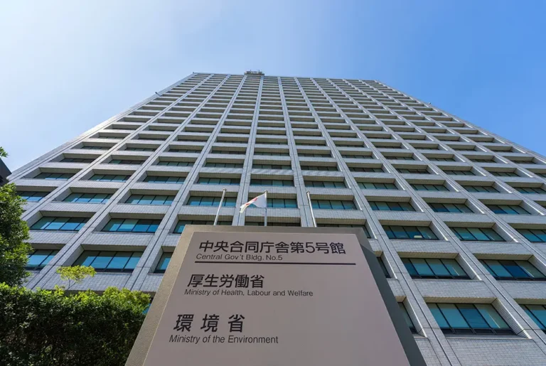 中央合同庁舎第5号館の外観と案内表示