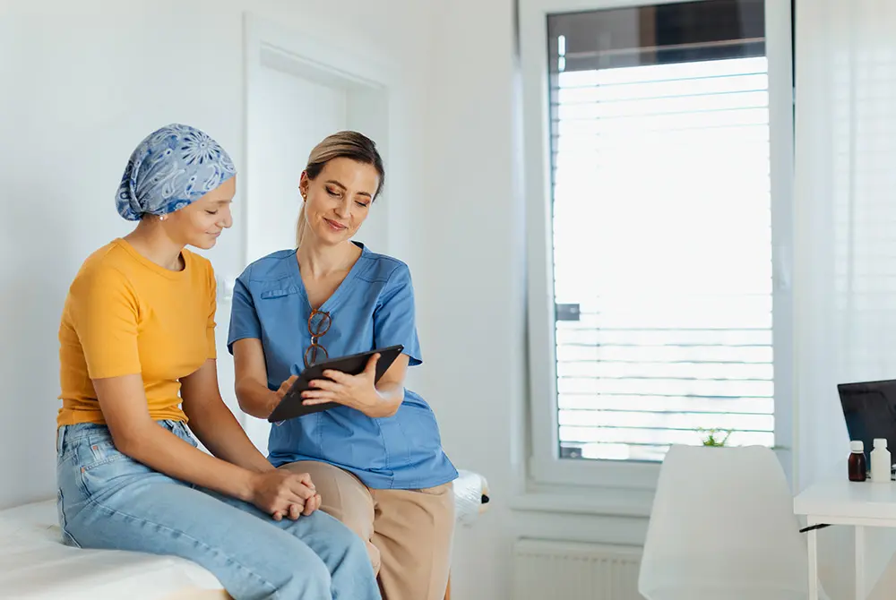 医療者が患者にタブレットを見せながら説明している様子