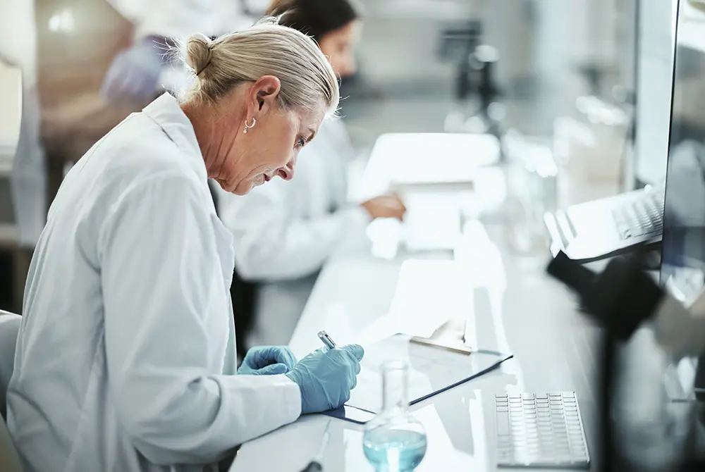 研究者が実験データを記録している様子