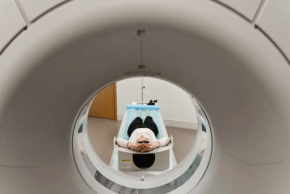 CT検査装置に入り仰向けで横たわる患者の様子