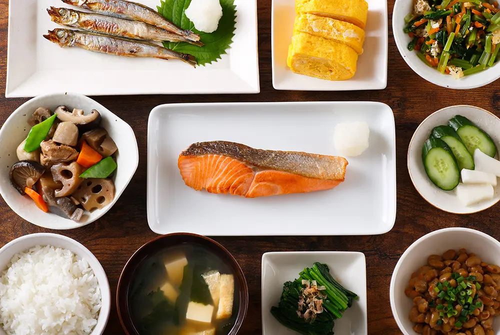 焼き魚や味噌汁、副菜などが並ぶ和食の一膳