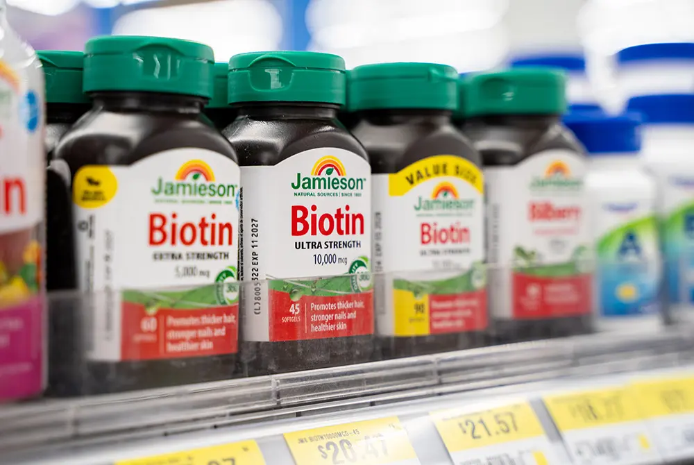 店頭に並ぶビオチンのサプリメント製品ビオチンを含むサプリメントが棚に並ぶ様子。画像はイメージ。（写真：Adobe Stock）