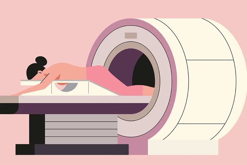 乳房MRI検査を受けるためMRI装置に入る人物