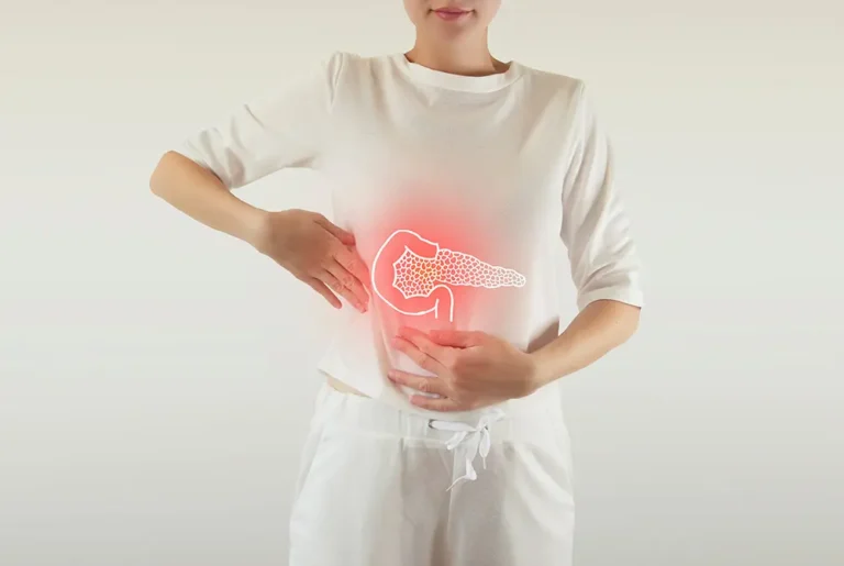 腹部に膵臓のイラストが重ねられ、痛みや炎症を示す赤い光が表示された女性。