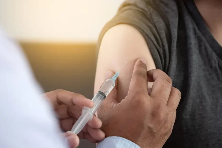 医療従事者が腕に注射をしている様子。ワクチン接種を示すイメージ。