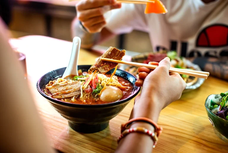 ラーメンを箸で食べている食事中の様子。