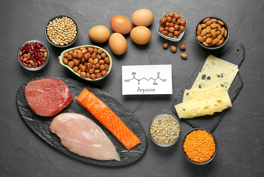 肉、魚、卵、豆類、ナッツ類、チーズなど、アルギニンを含む食品とアルギニンの構造式。