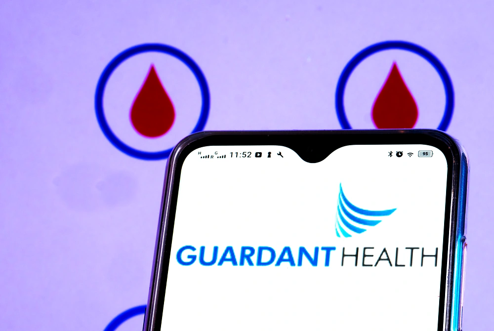 スマートフォン画面に表示されたGuardant Healthのロゴ。