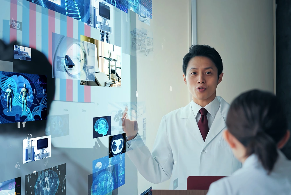 医師が医療データや画像を示しながら説明している様子。