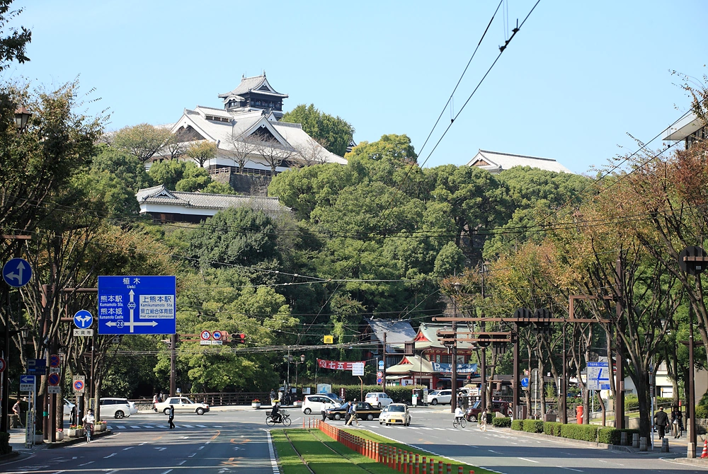 熊本城を望む熊本市内の道路と街並み。