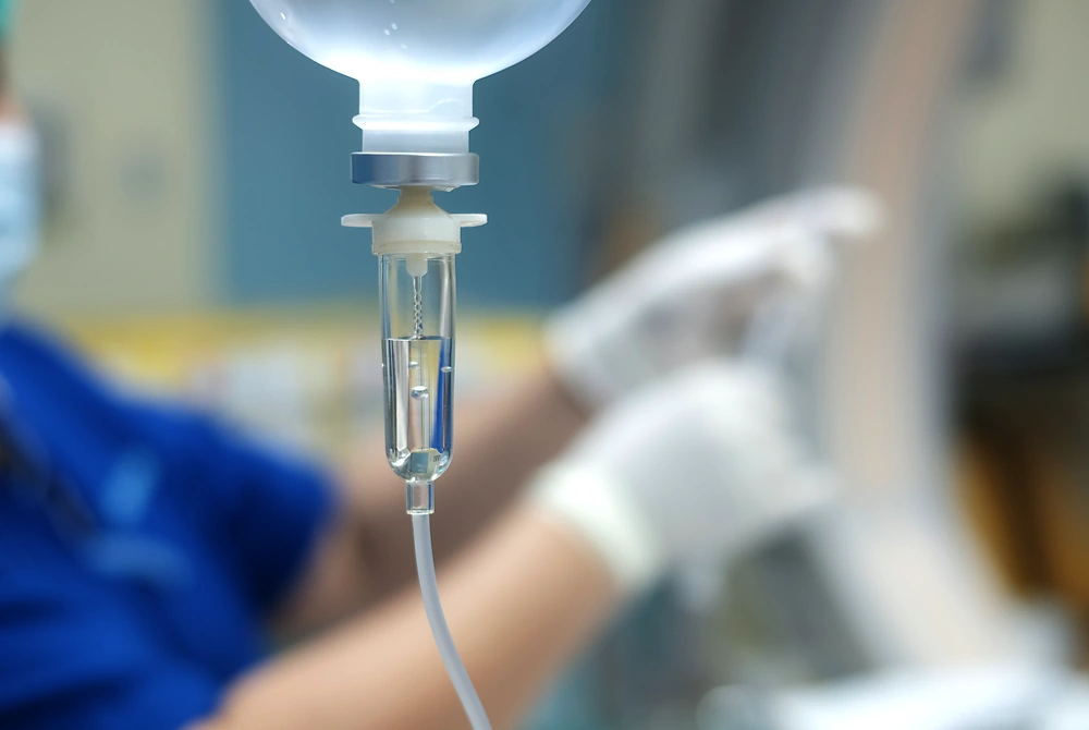 点滴ルートから薬剤を投与している医療現場の様子。
