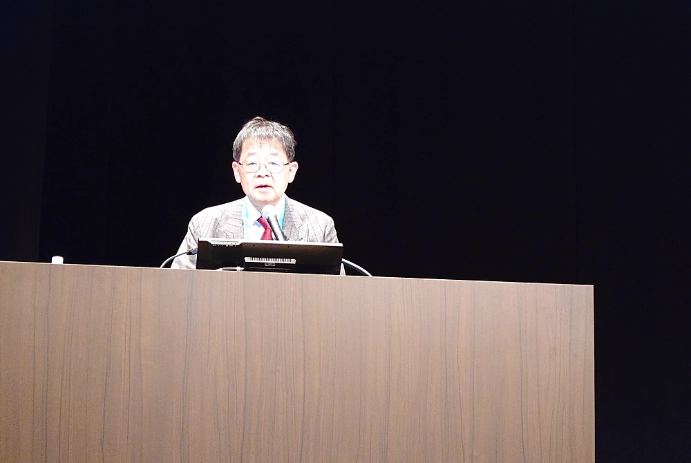 第67回日本人間ドック・予防医療学会学術大会で理事長講演を行う荒瀬康司氏。