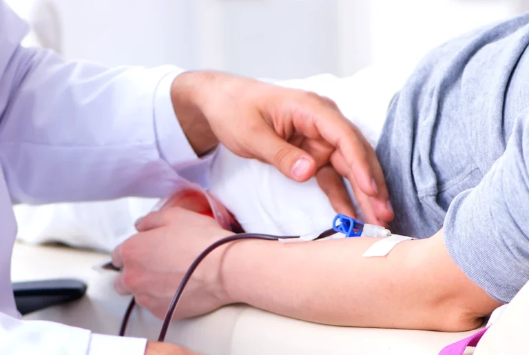 医療機関で腕に点滴または採血用のラインを装着されている患者。