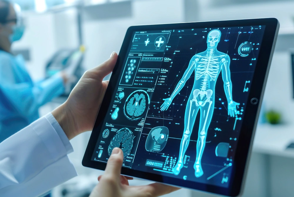 人体の骨格や脳画像などを表示したタブレットを確認する医療従事者。