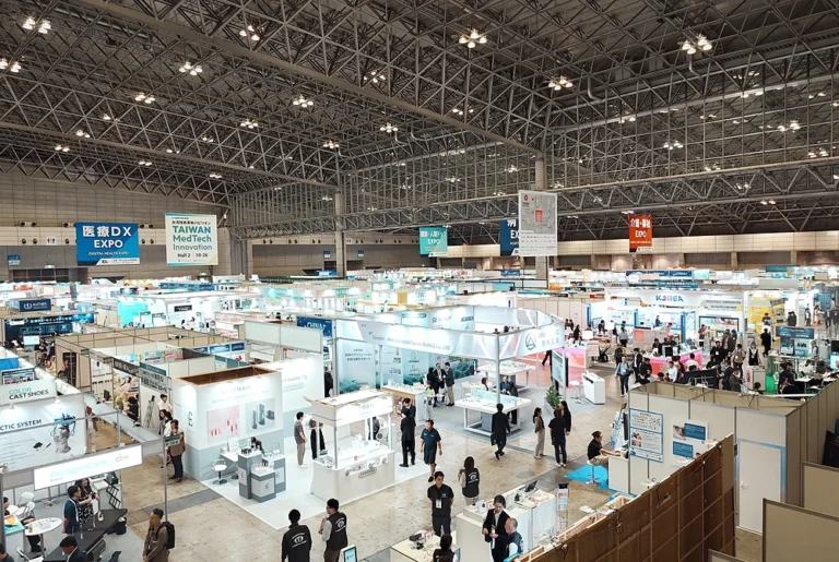 メディカル ジャパン東京2026の展示会場を見渡した風景。多数の出展ブースが並び、来場者が行き交う。