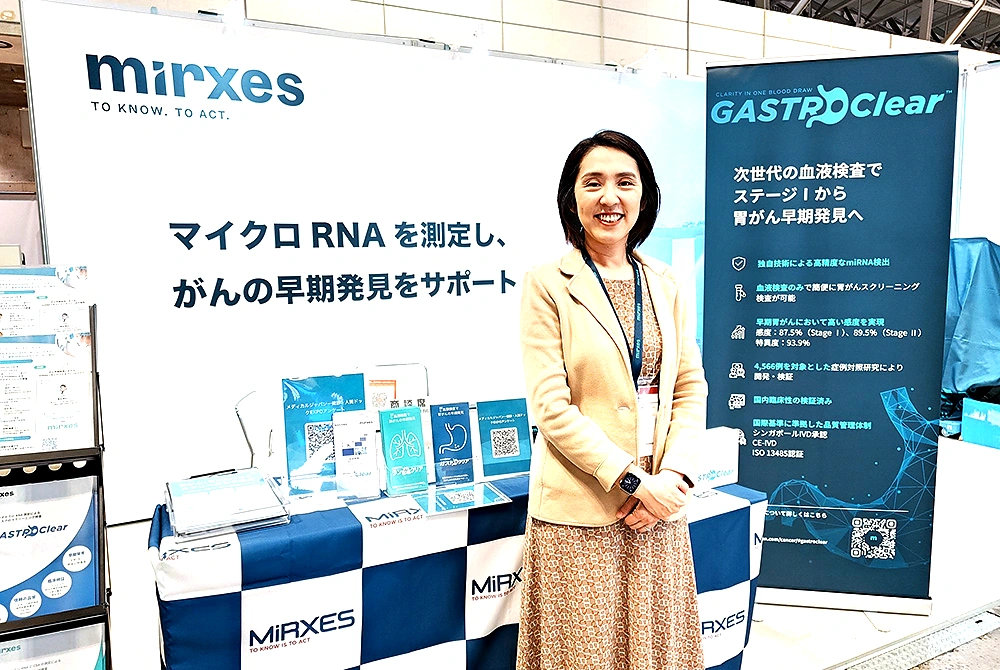 MiRXESの展示ブース。マイクロRNAを測定するがんリスク検査を紹介し、胃がん向け「GASTROClear」のパネルが掲示されている。