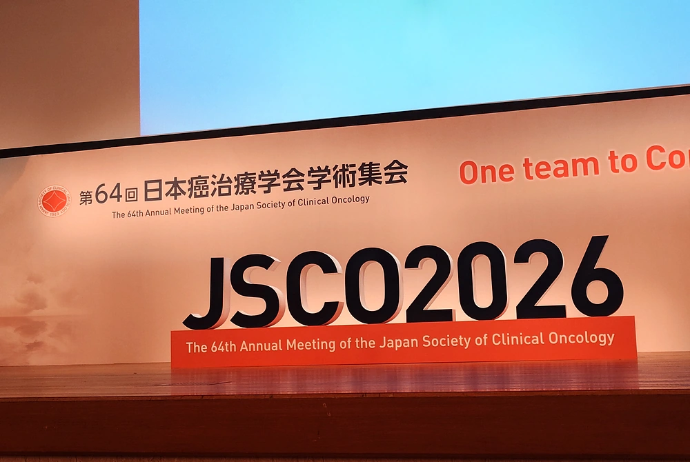 第64回日本癌治療学会学術集会の会場に設置された「JSCO2026」の大型ロゴ。背景には大会名と大会テーマが表示されている。